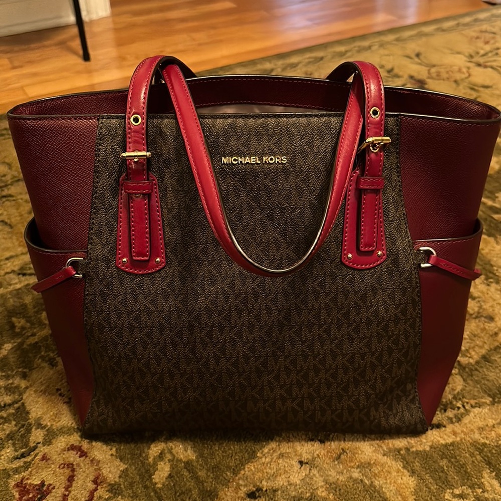 Medium Michael Kors Voyager Bag